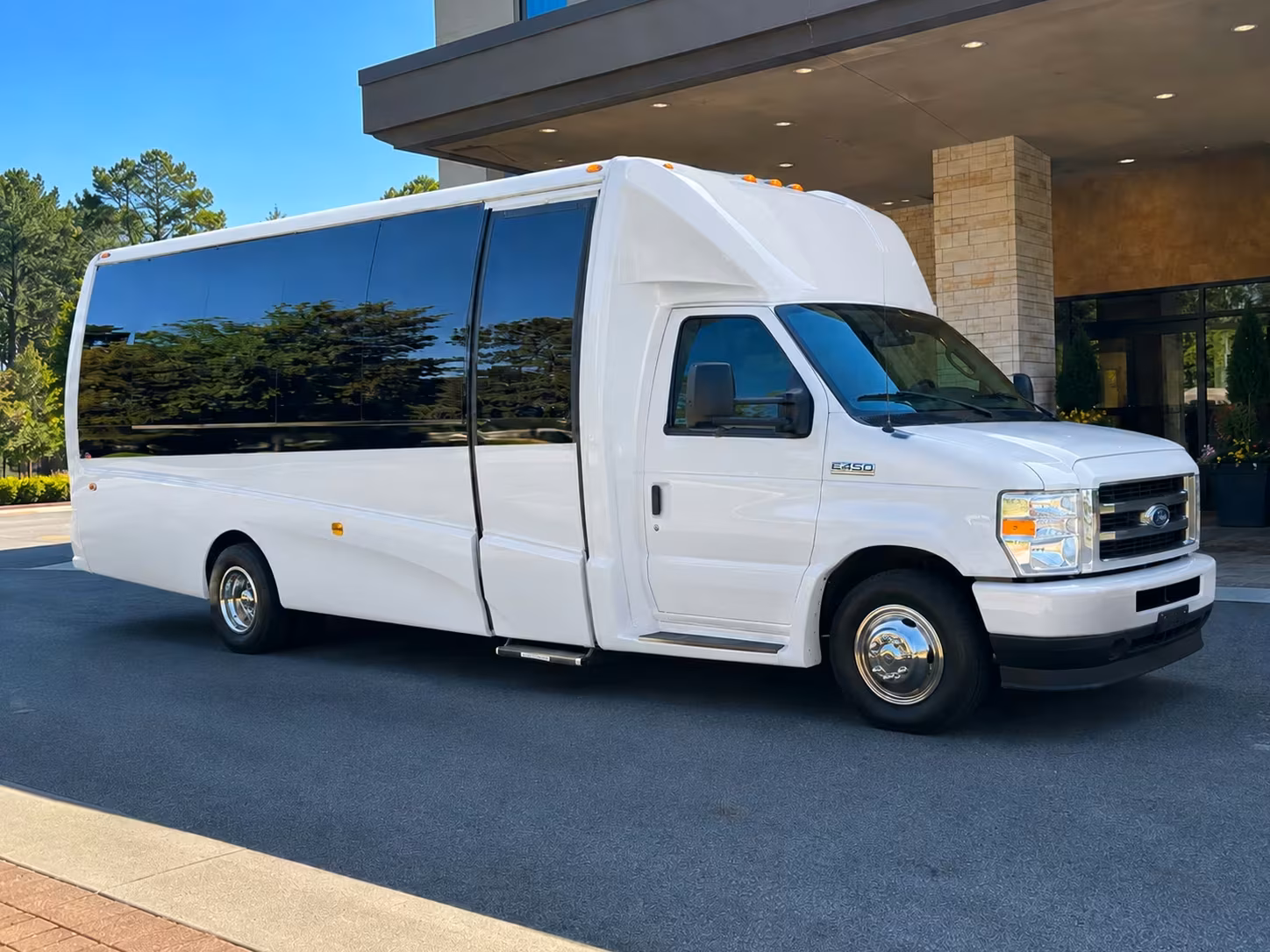 anchorage minibus rentals for alaska zoo and kincaid park trips
